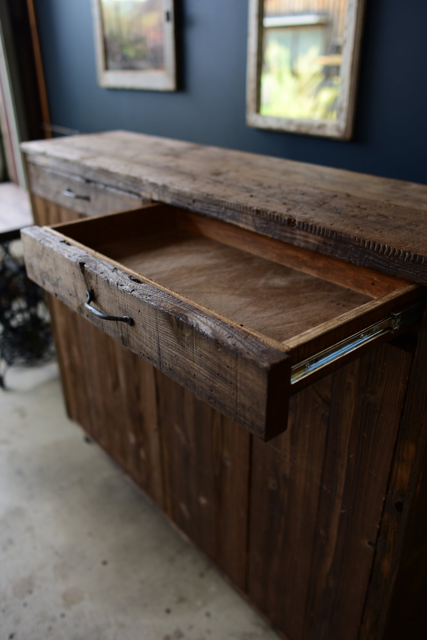 引き出しのある古材の靴箱