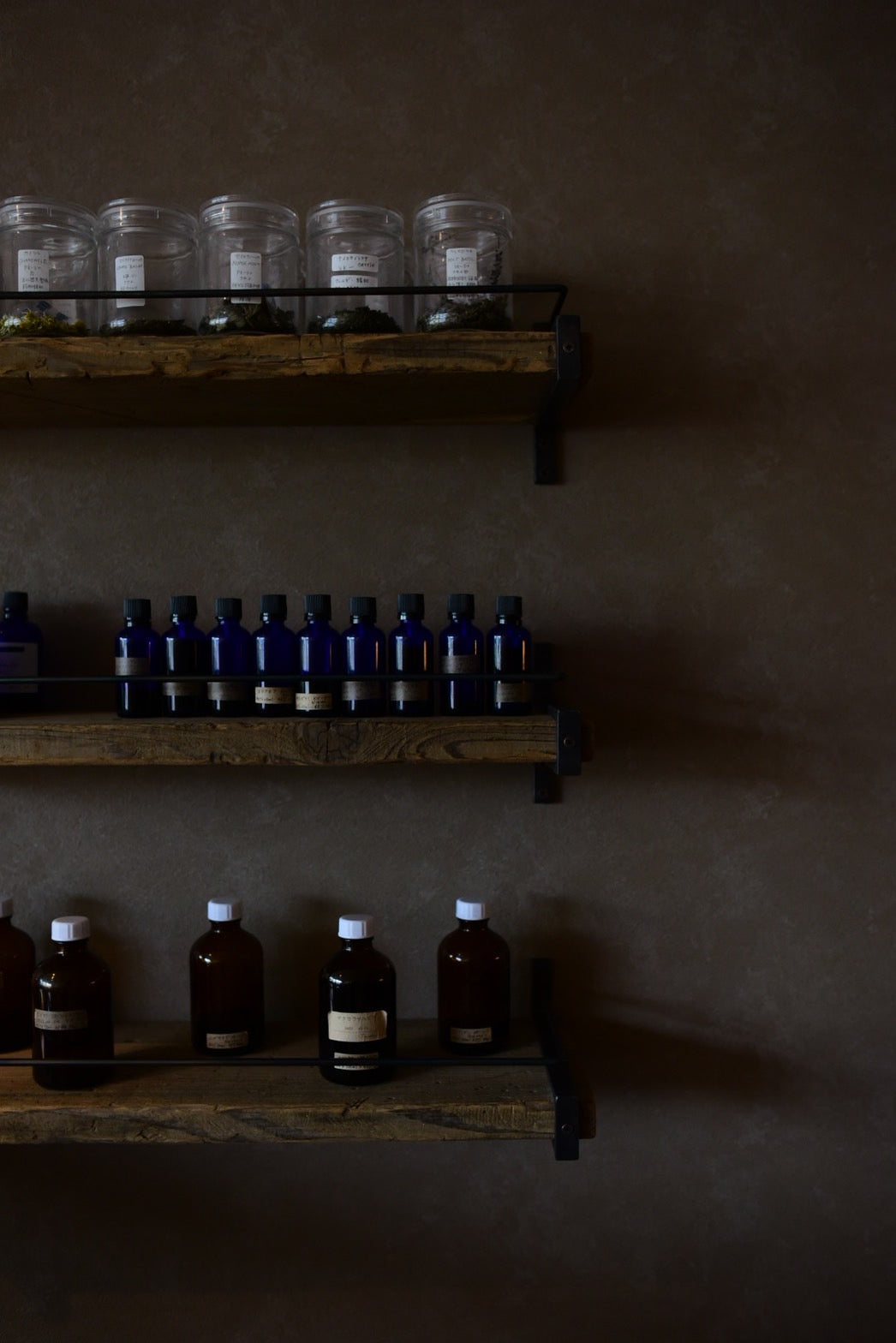 ディテールに拘る古材とアイアンのシェルフ