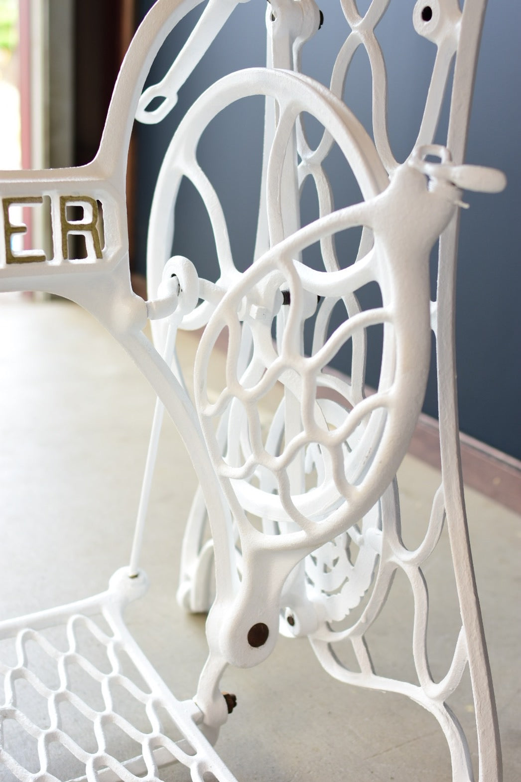 white & gray 書斎机 SINGER白脚