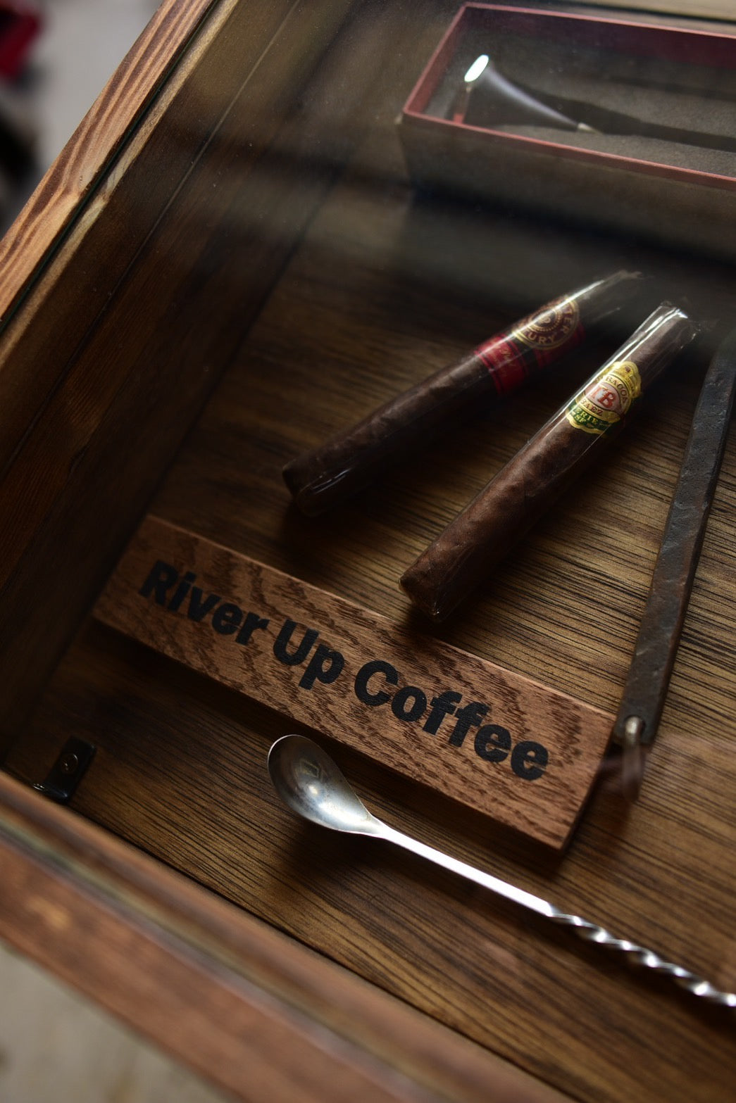 ガラスのショーケースキャビネット