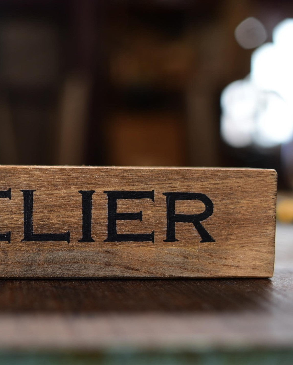 置くだけで様になる自立型卓上サインプレート