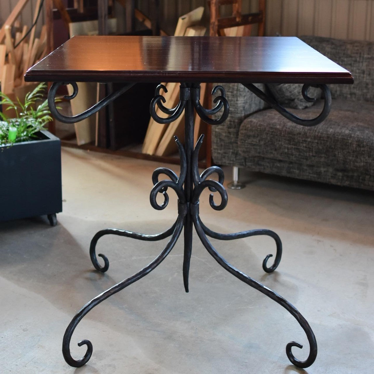 森泰之 作 ロートアイアン脚のテーブル – ドングリ商店