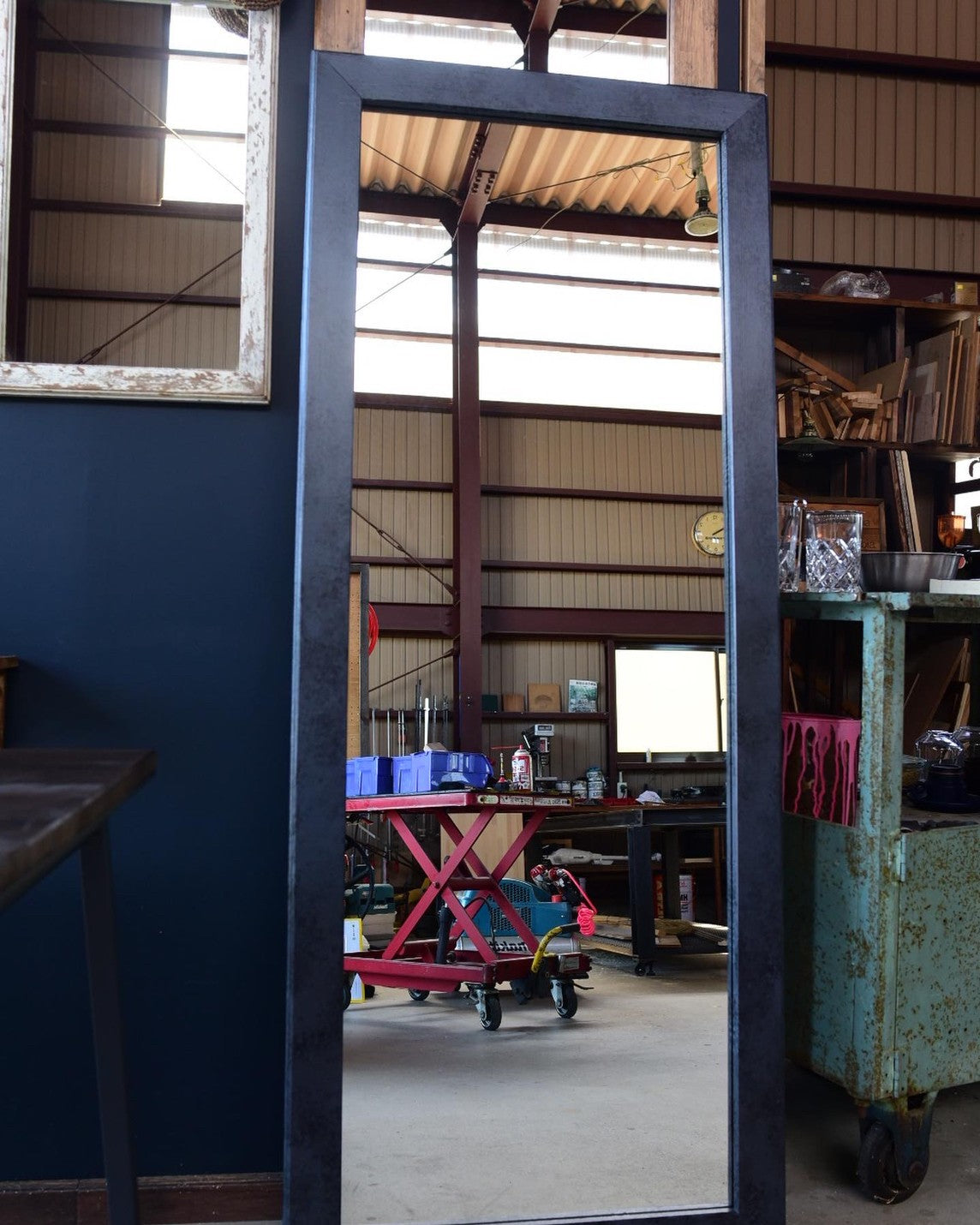 都会のインテリアに合う姿見/black & grayフレームミラー