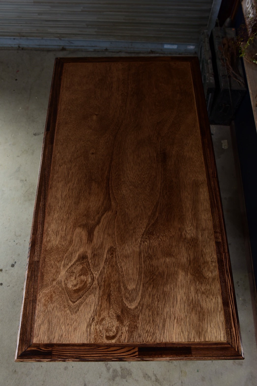 両翼の水平ラインが美しい 網脚ダイニングテーブル