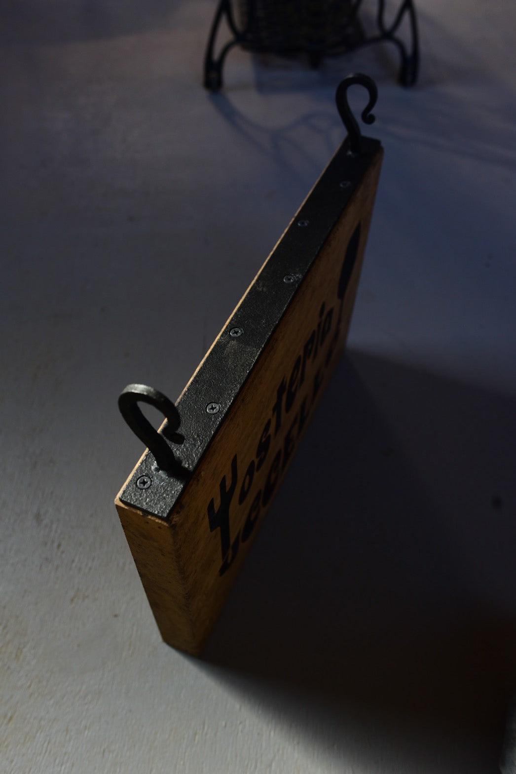 重硬な無垢材のオーダー看板