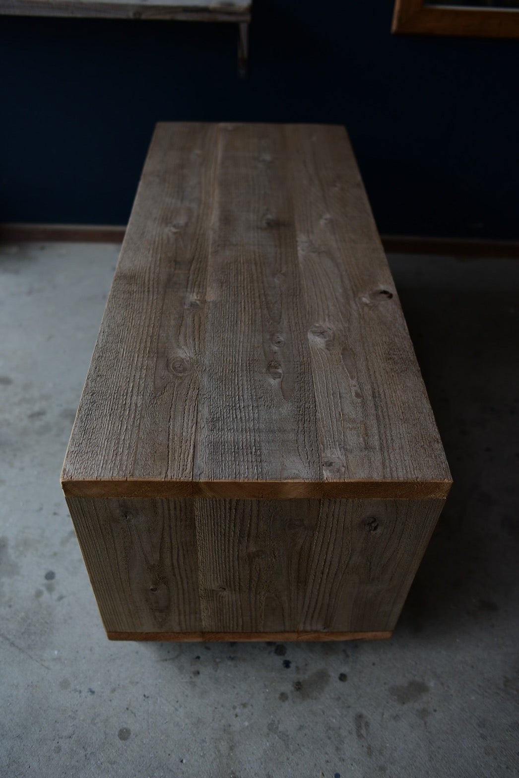 古材のTVボード