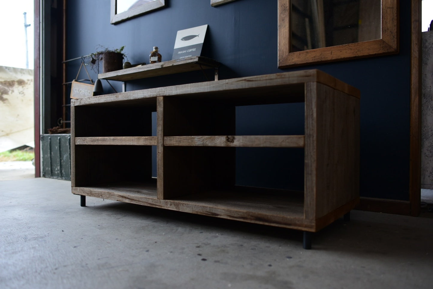 古材のTVボード