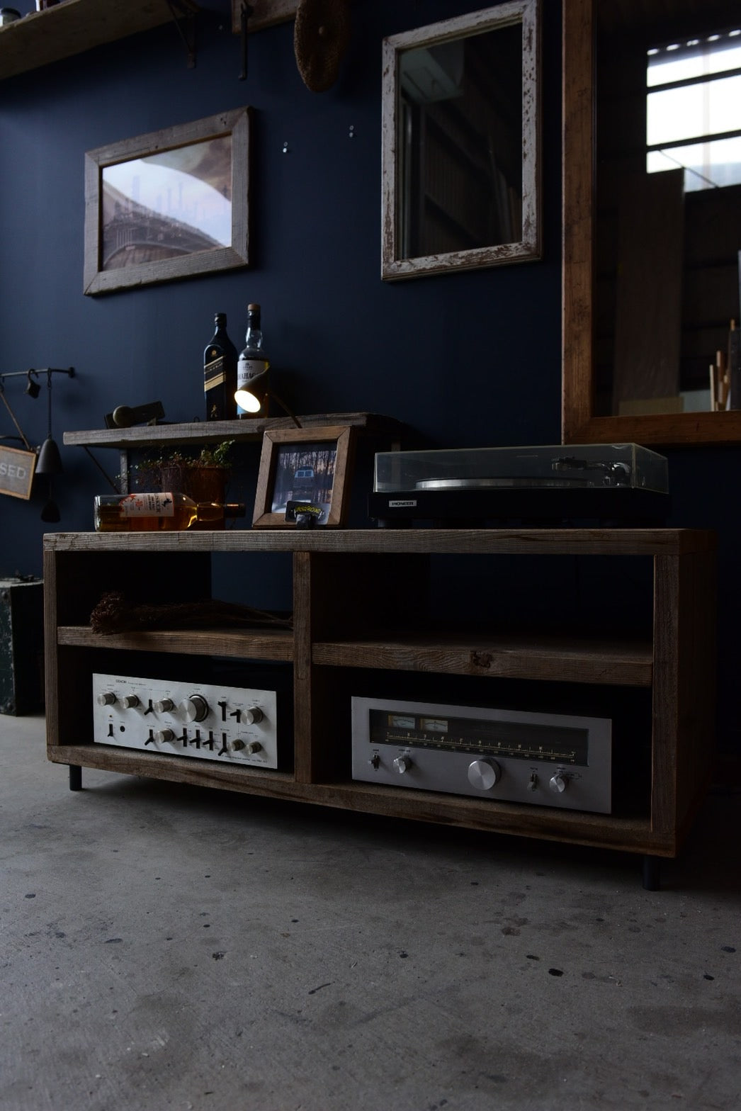 古材のTVボード