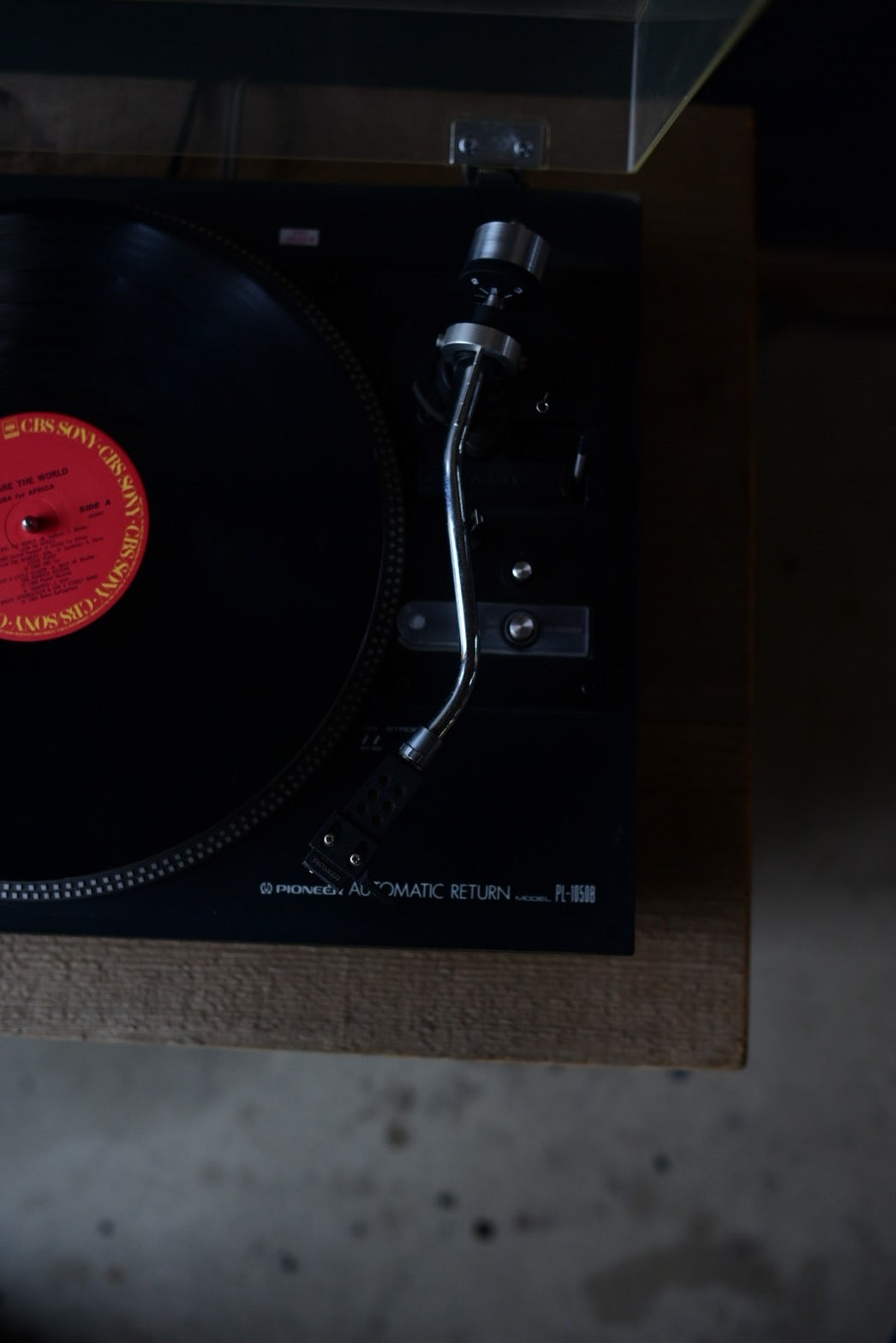 古材のTVボード