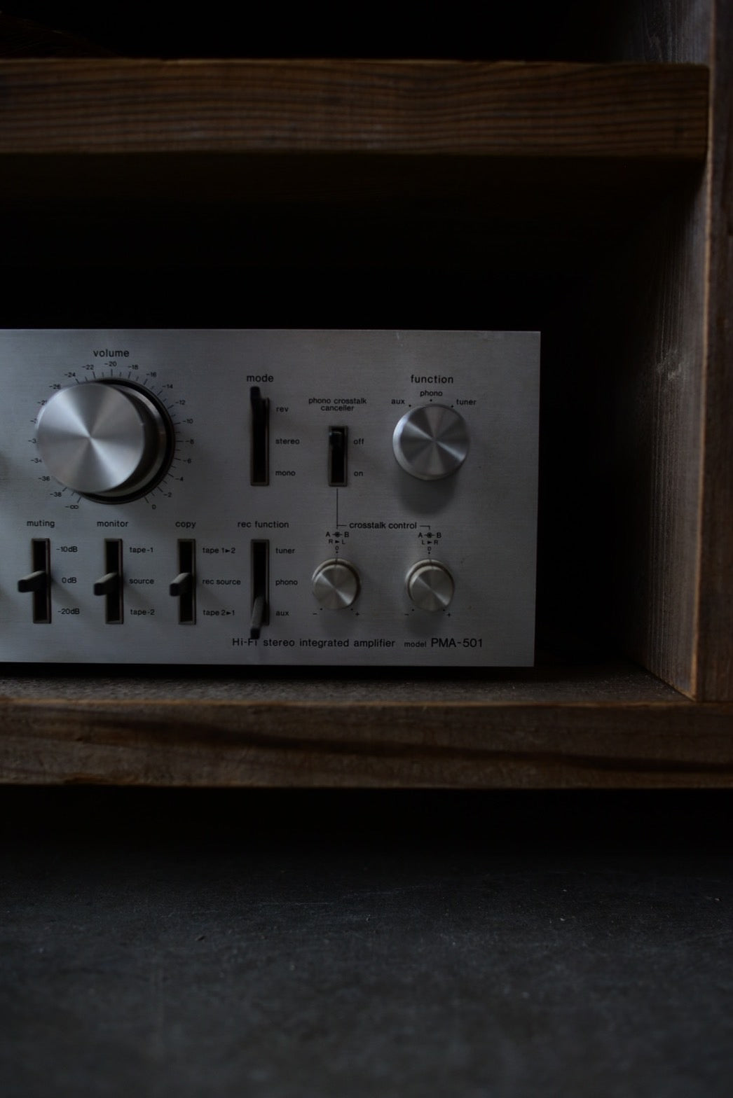 古材のTVボード