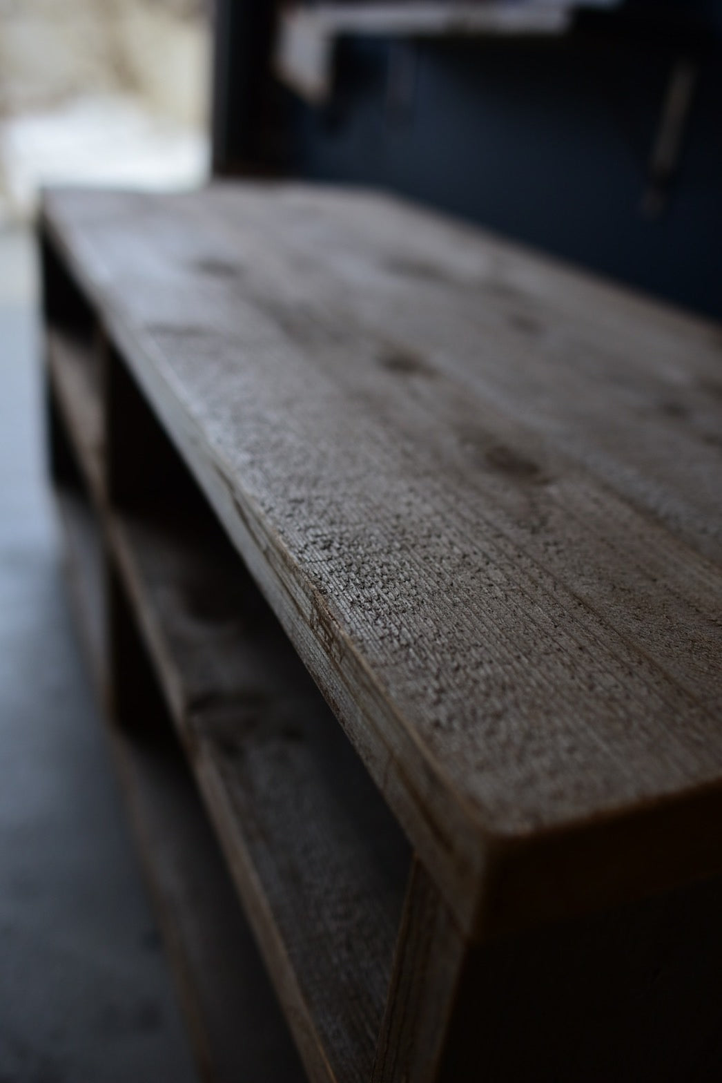 古材のTVボード