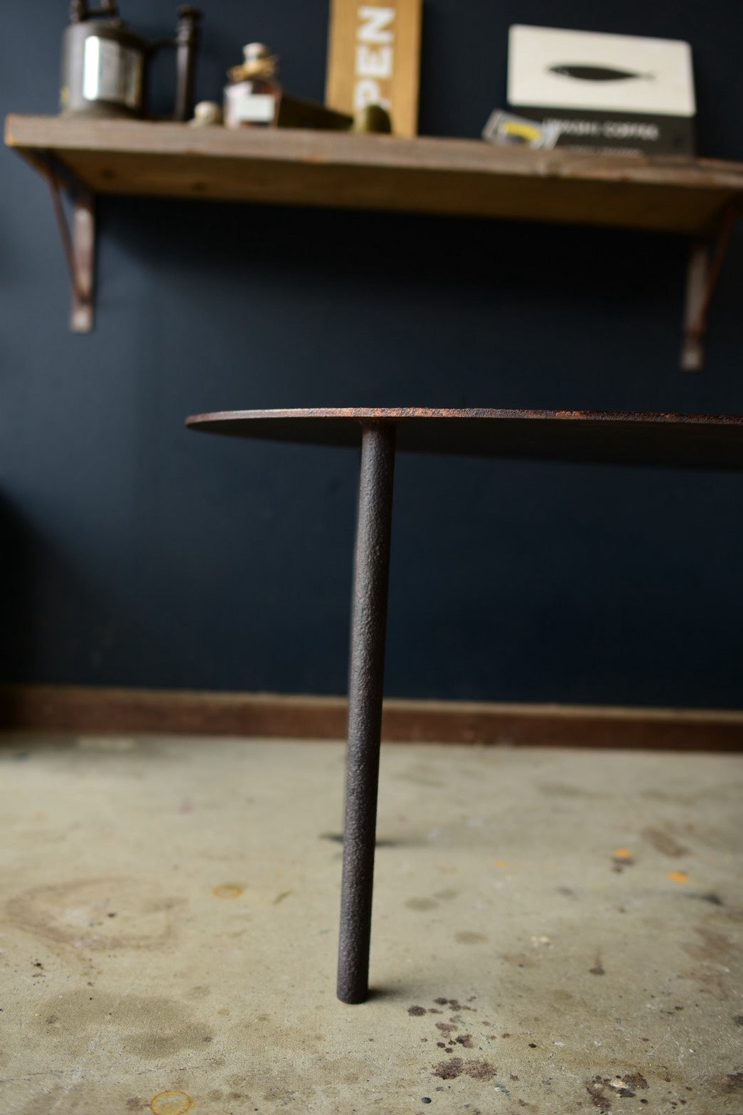 錆の楕円ローテーブル