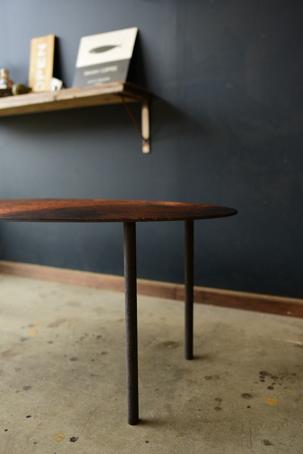 錆の楕円ローテーブル