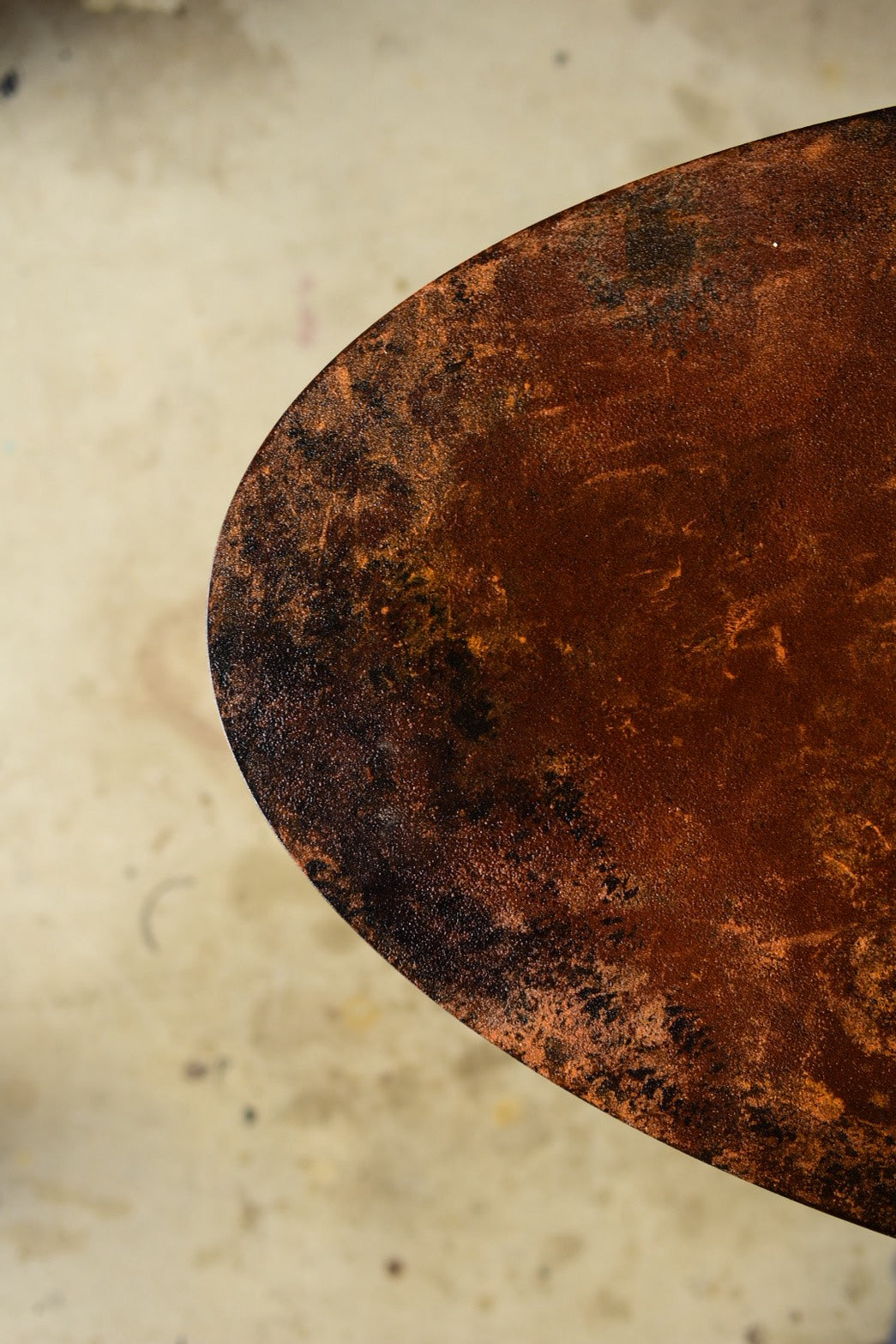 錆の楕円ローテーブル