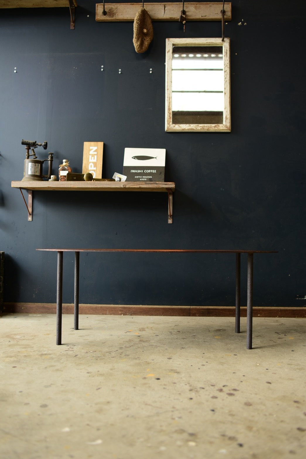 錆の楕円ローテーブル