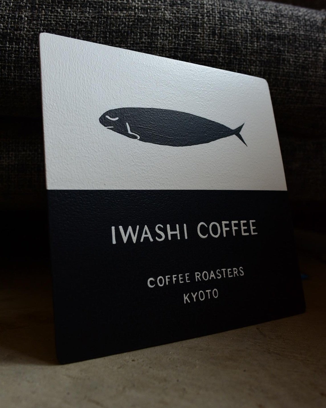 参考事例　「オーダー正方形看板」拘りを感じる重厚なテクスチャー