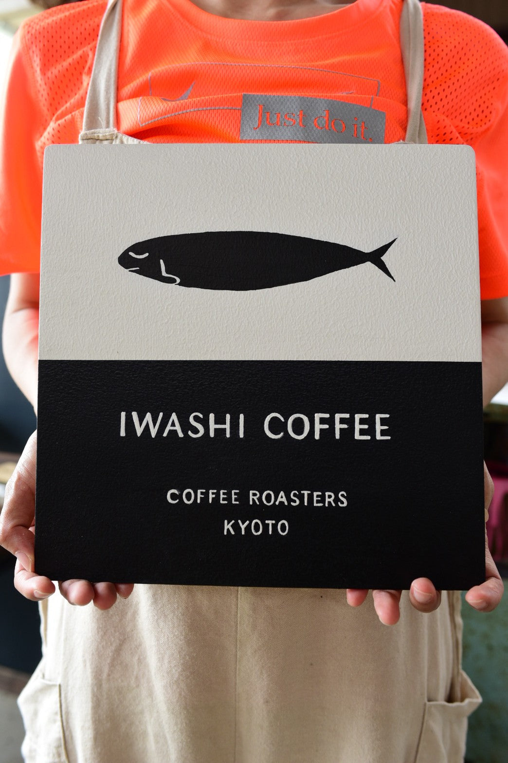 参考事例　「オーダー正方形看板」拘りを感じる重厚なテクスチャー