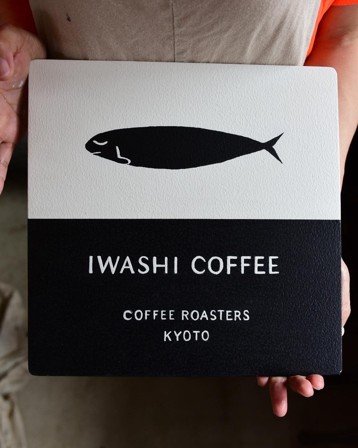 参考事例　「オーダー正方形看板」拘りを感じる重厚なテクスチャー