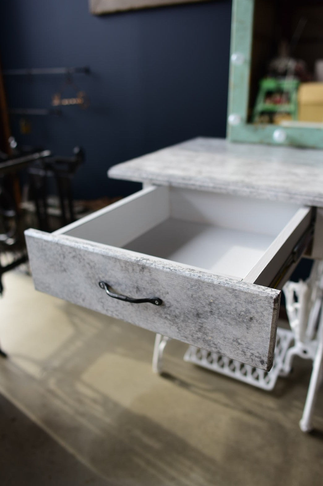 女優ライト仕様/アンティークミシン脚ドレッサー/化粧台