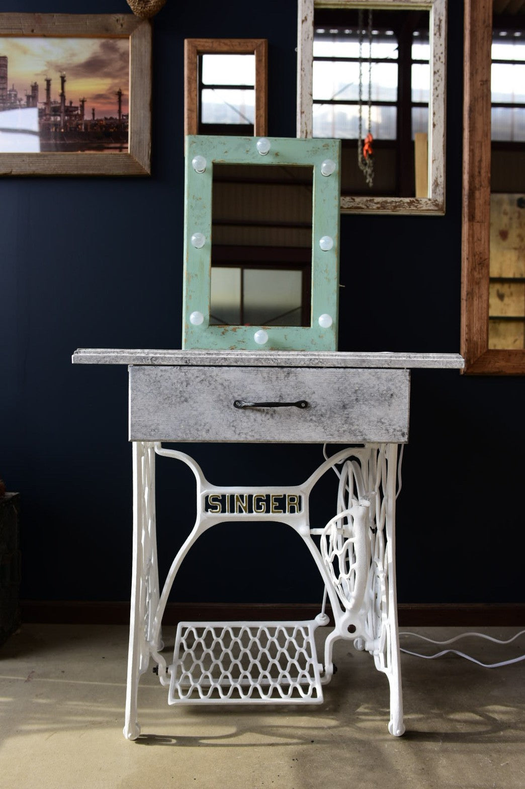 女優ライト仕様/アンティークミシン脚ドレッサー/化粧台