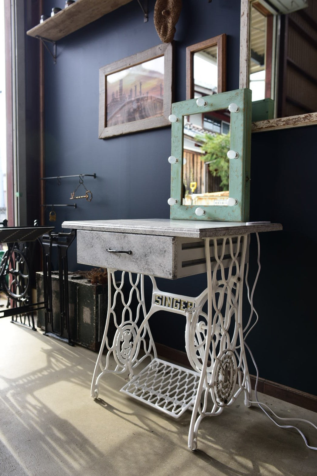 女優ライト仕様/アンティークミシン脚ドレッサー/化粧台