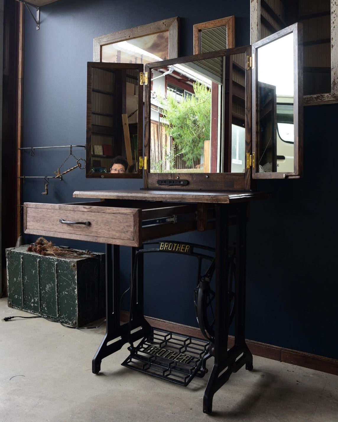 三面鏡のアンティークドレッサー　　　　