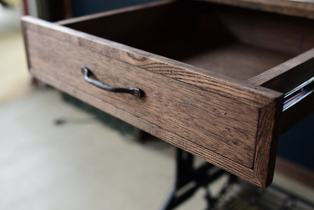 三面鏡のアンティークドレッサー　　　　