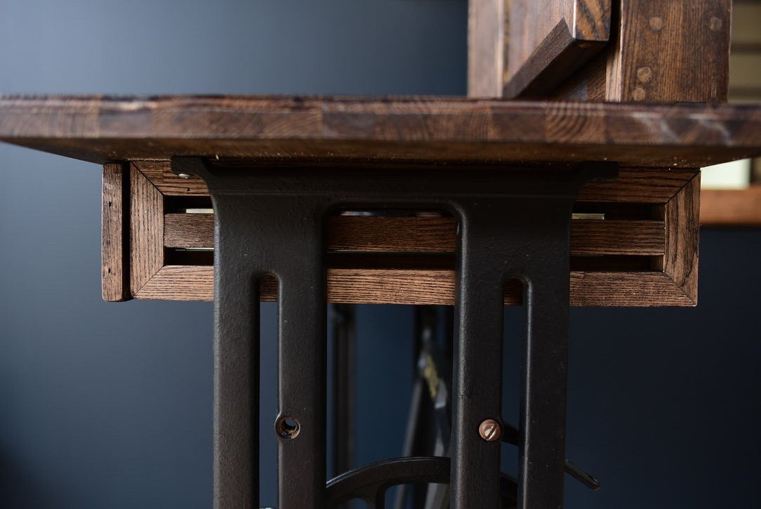 三面鏡のアンティークドレッサー　　　　