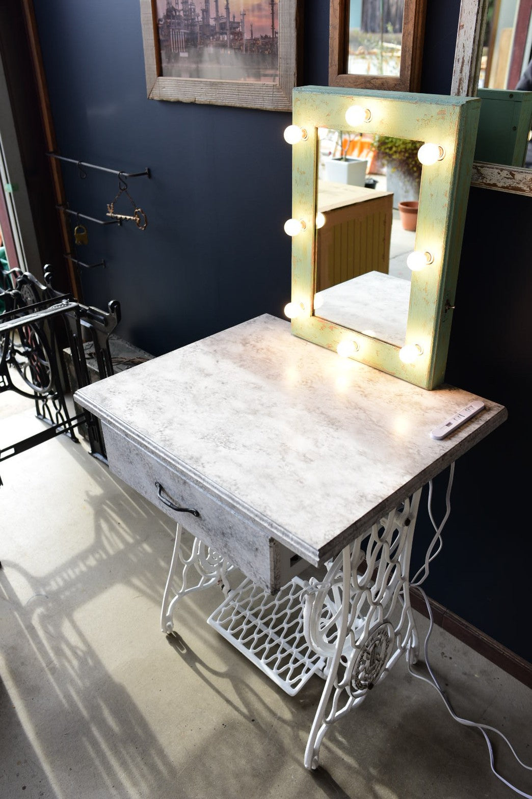 女優ライト仕様/アンティークミシン脚ドレッサー/化粧台