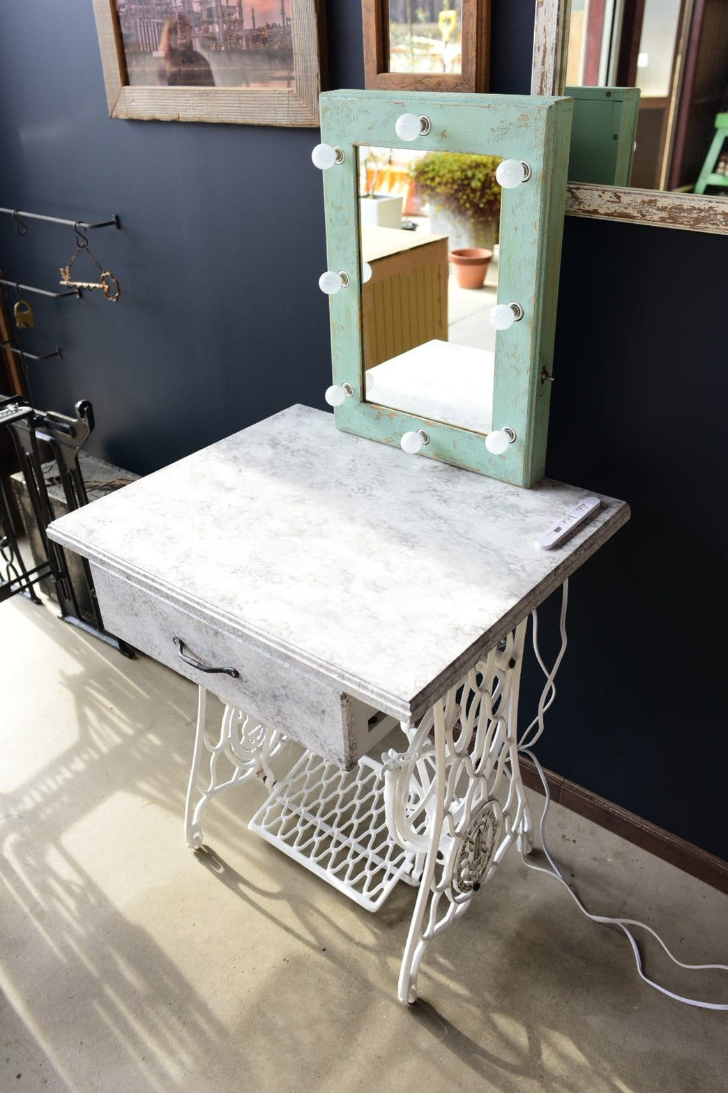 女優ライト仕様/アンティークミシン脚ドレッサー/化粧台