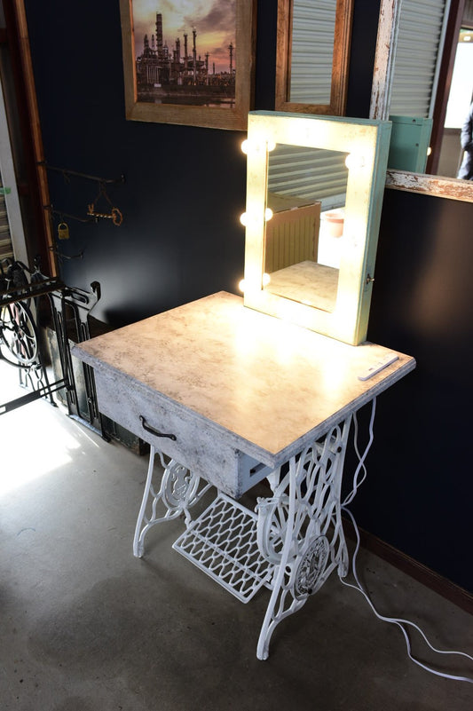 女優ライト仕様/アンティークミシン脚ドレッサー/化粧台