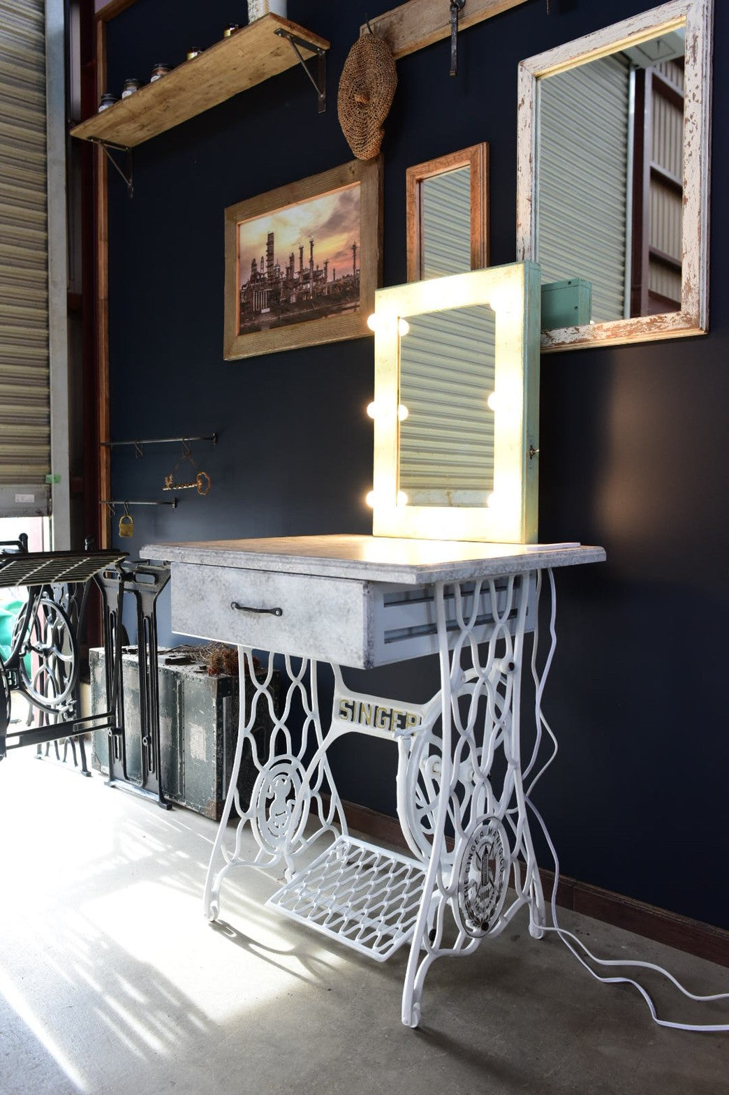 女優ライト仕様/アンティークミシン脚ドレッサー/化粧台
