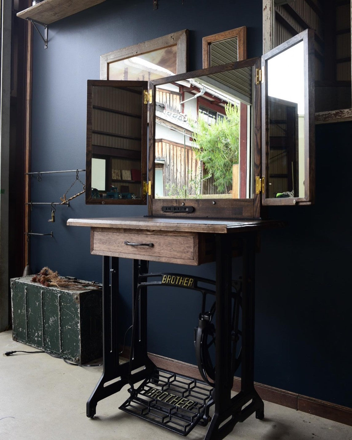 三面鏡のアンティークドレッサー　　　　