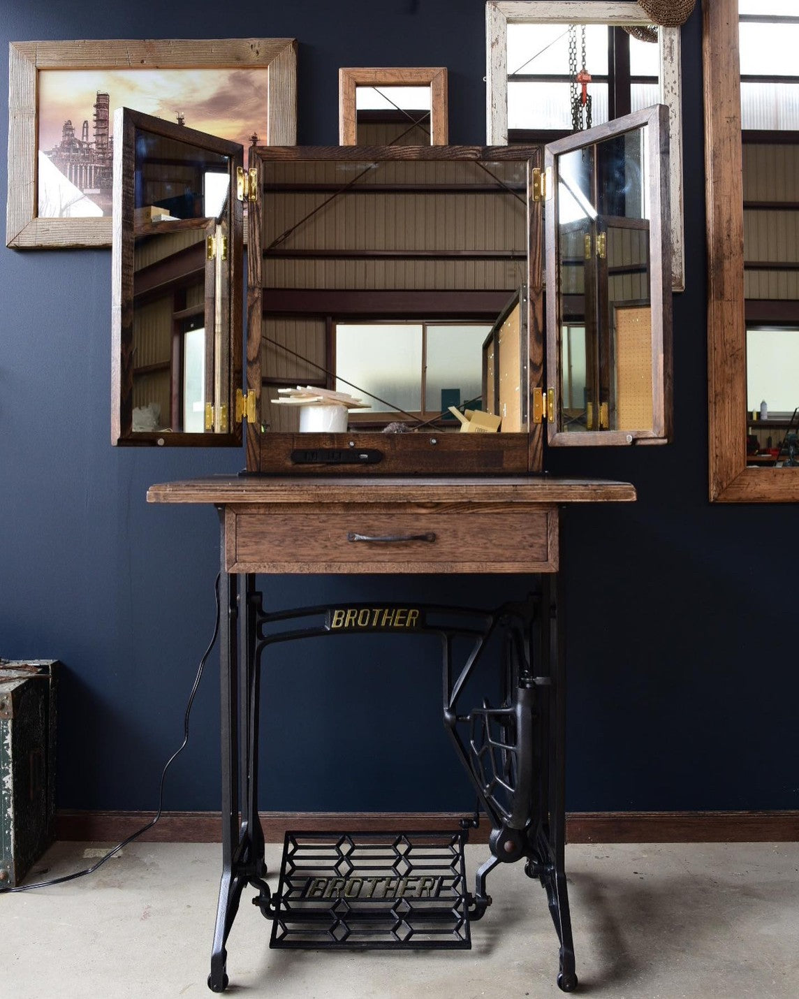 三面鏡のアンティークドレッサー　　　　