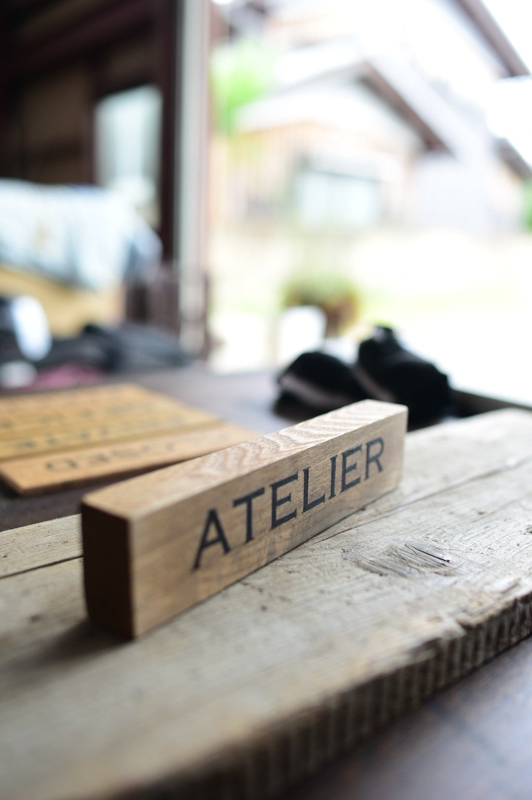 置くだけで様になる自立型卓上サインプレート