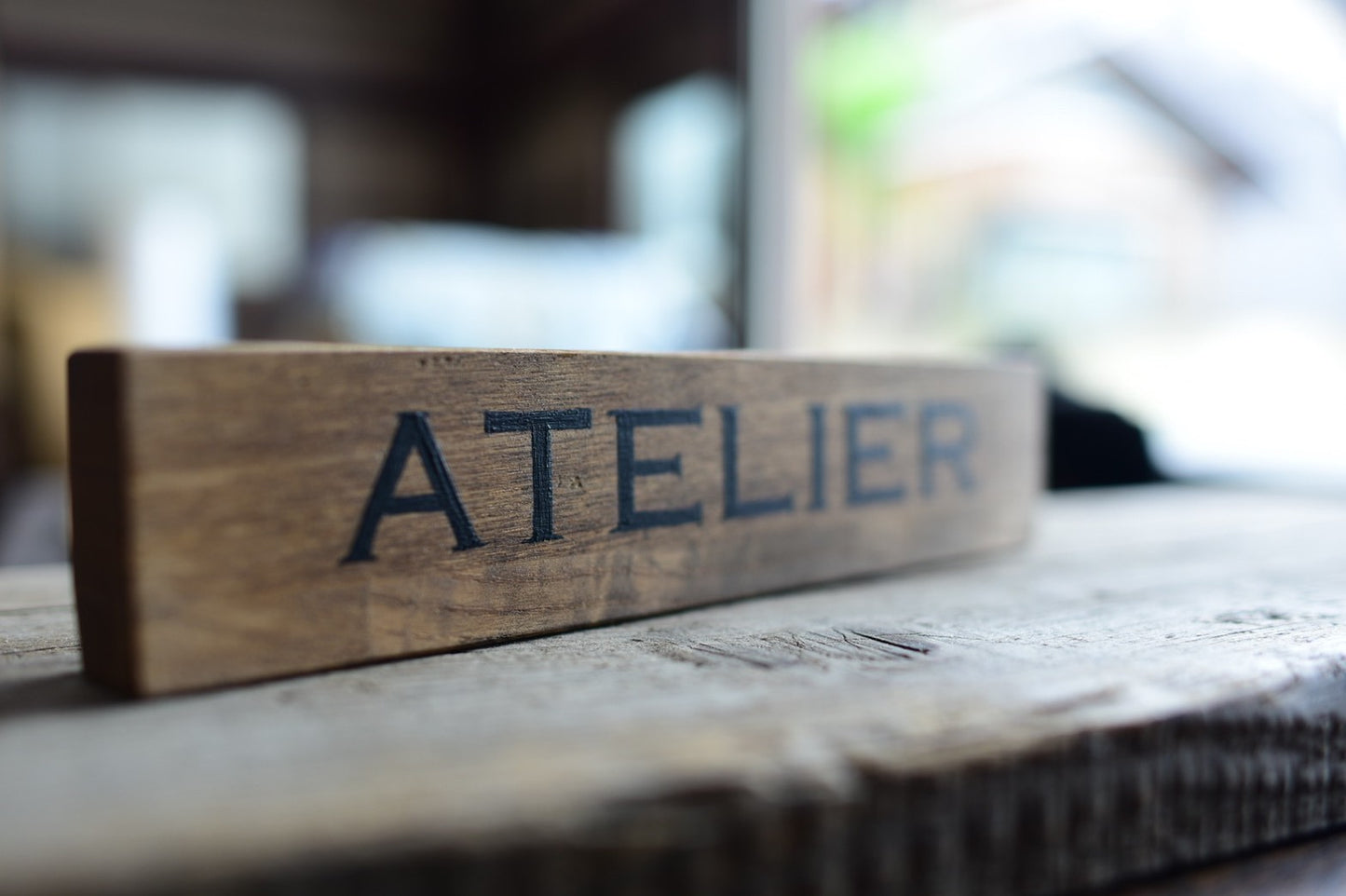 置くだけで様になる自立型卓上サインプレート