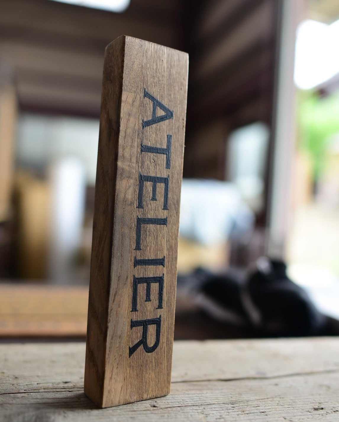 置くだけで様になる自立型卓上サインプレート