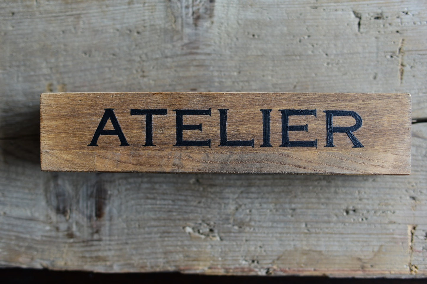 置くだけで様になる自立型卓上サインプレート