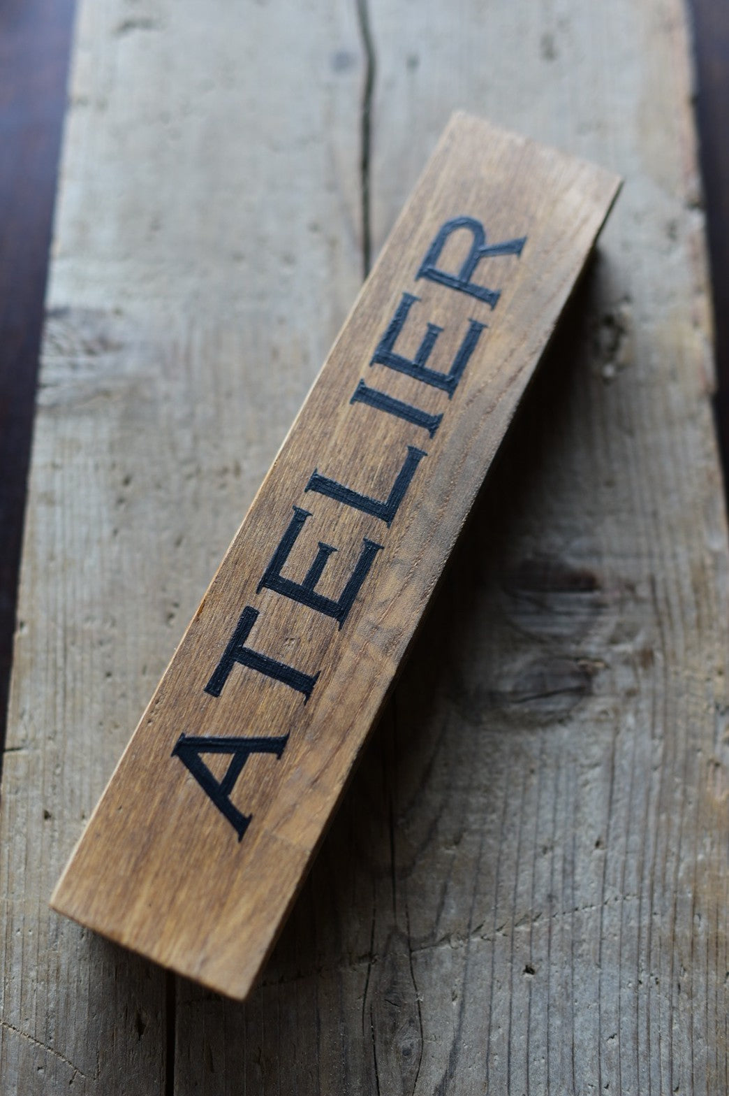 置くだけで様になる自立型卓上サインプレート