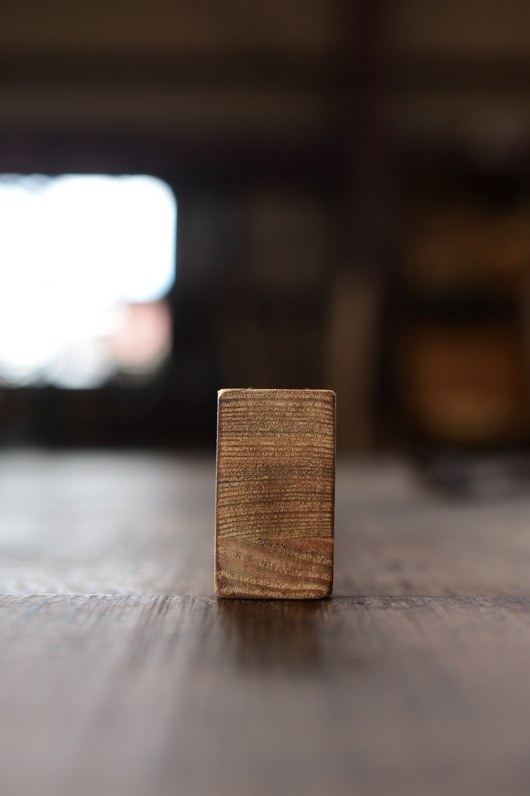 置くだけで様になる自立型卓上サインプレート