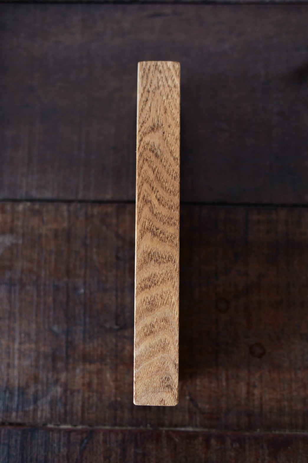 置くだけで様になる自立型卓上サインプレート