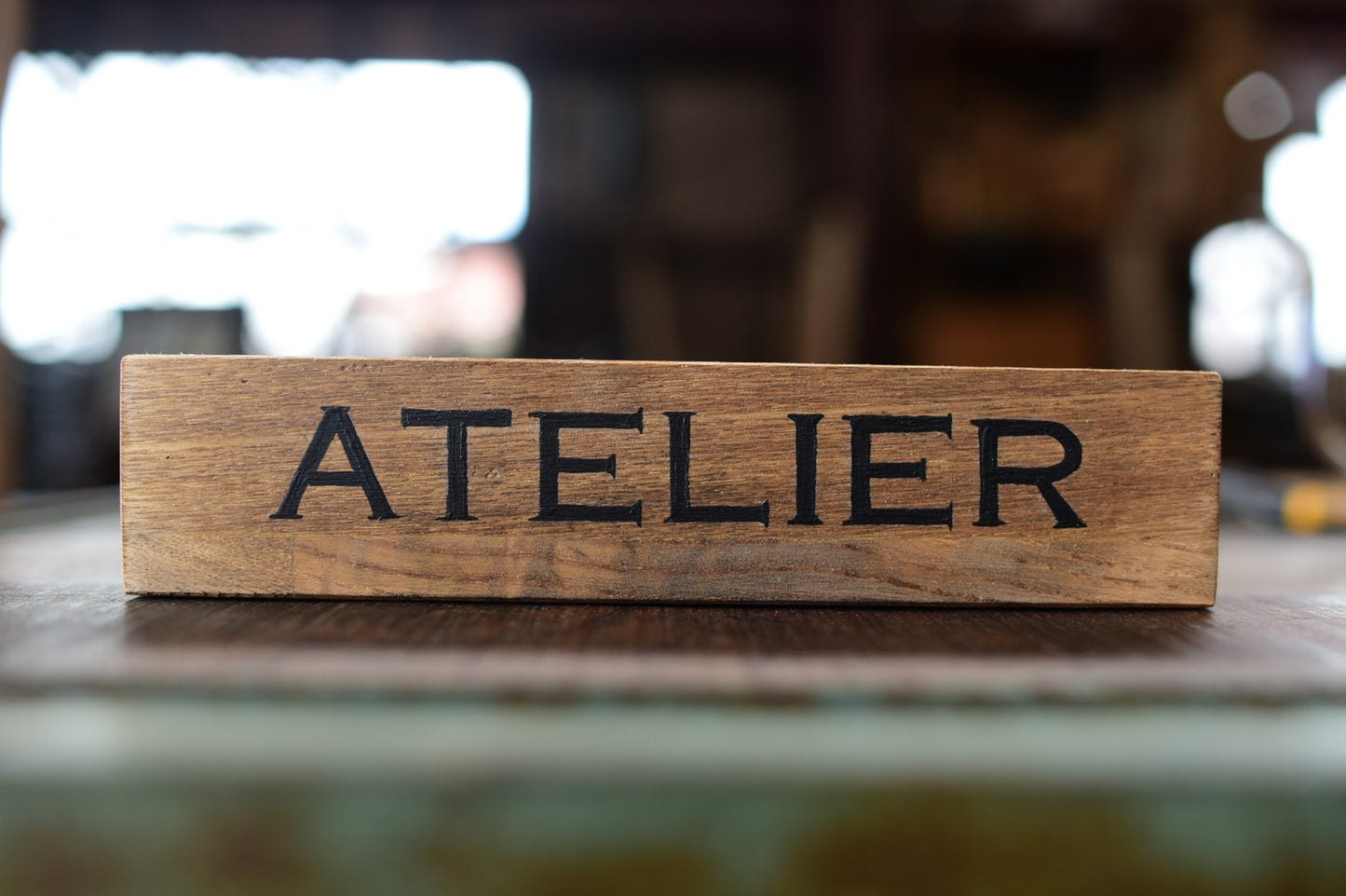 置くだけで様になる自立型卓上サインプレート