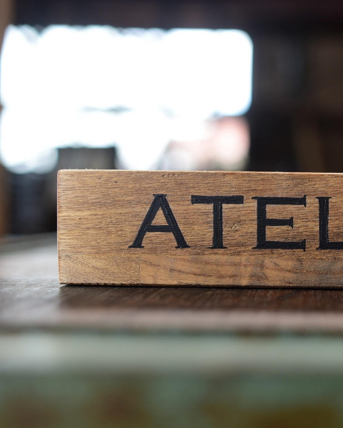 置くだけで様になる自立型卓上サインプレート