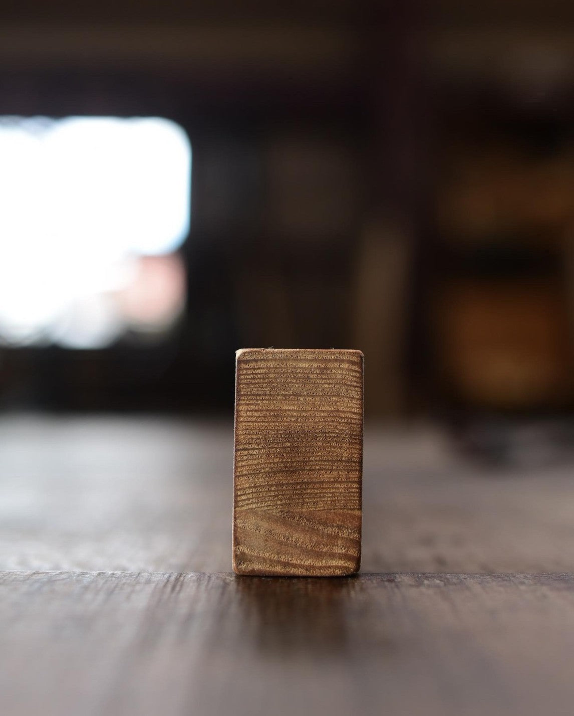 置くだけで様になる自立型卓上サインプレート