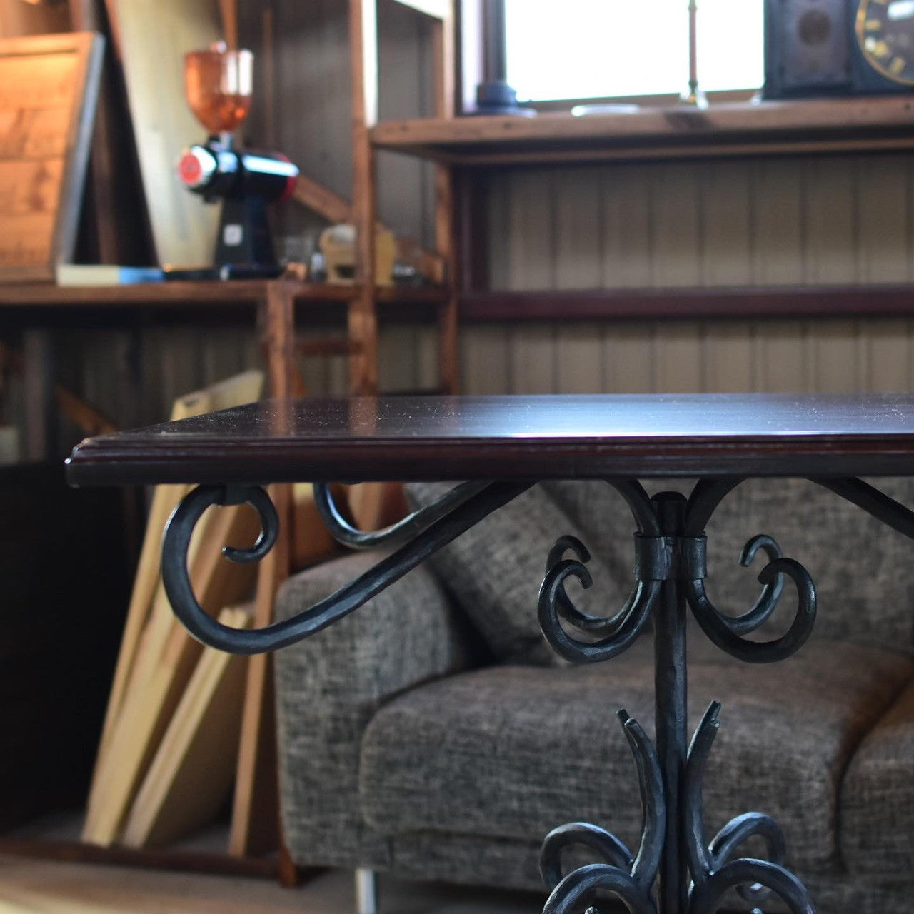 森泰之 作 ロートアイアン脚のテーブル – ドングリ商店