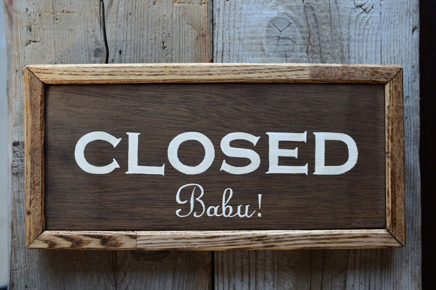 店の拘りが伝わる手書きのオーダー看板　「open&closed」