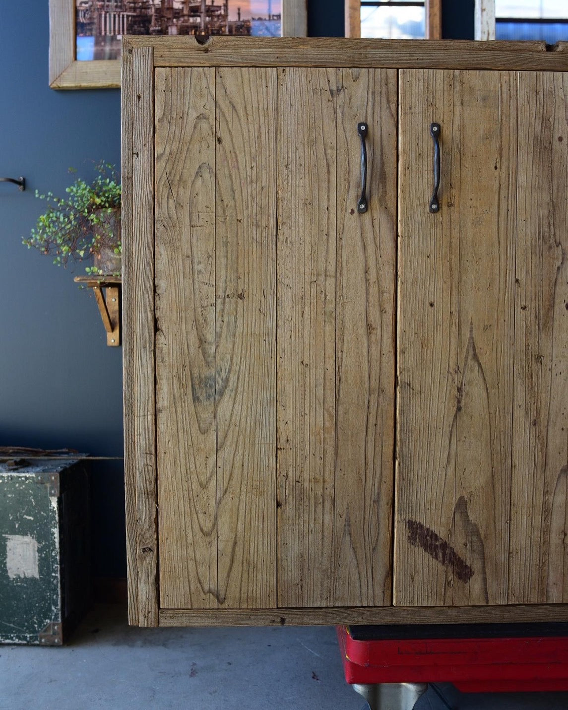 古材を贅沢に使用した収納