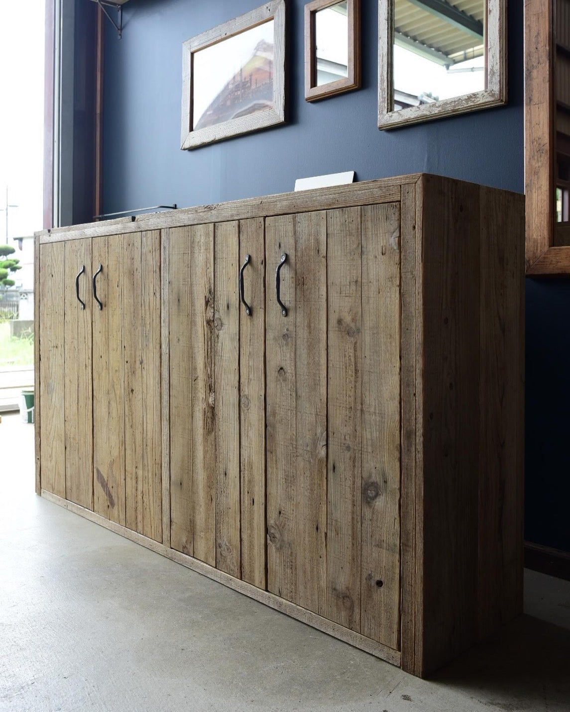 古材を贅沢に使用した収納