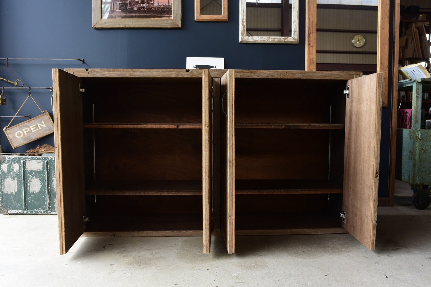 古材を贅沢に使用した収納