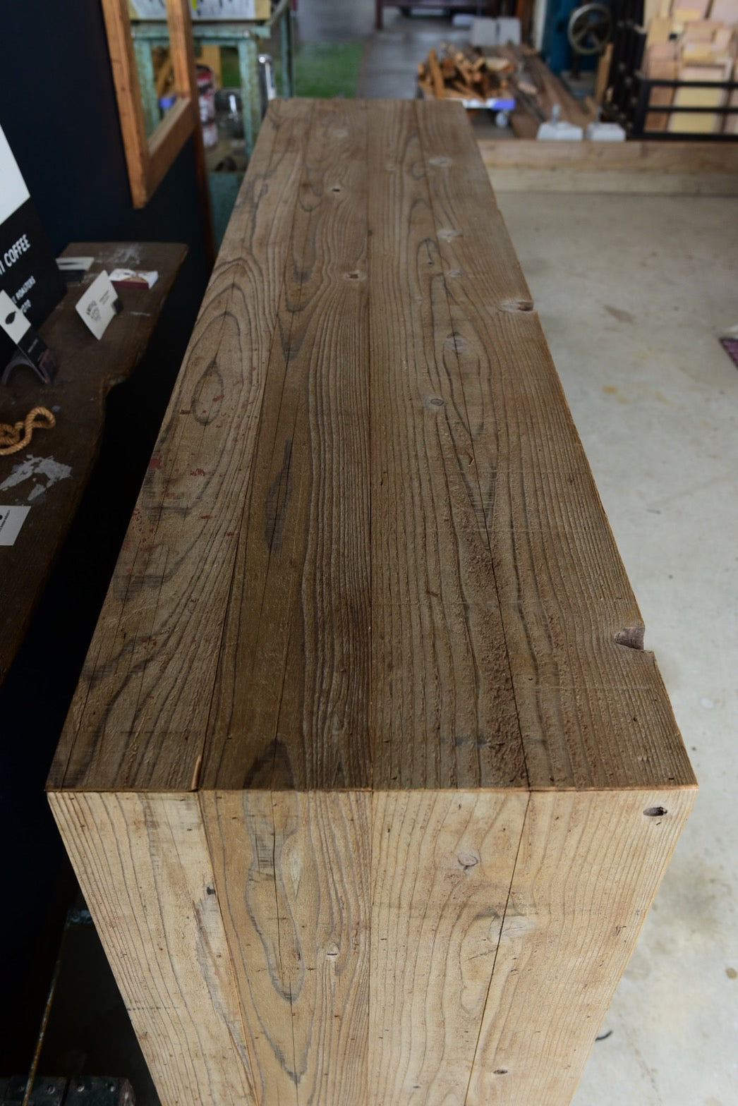 古材を贅沢に使用した収納